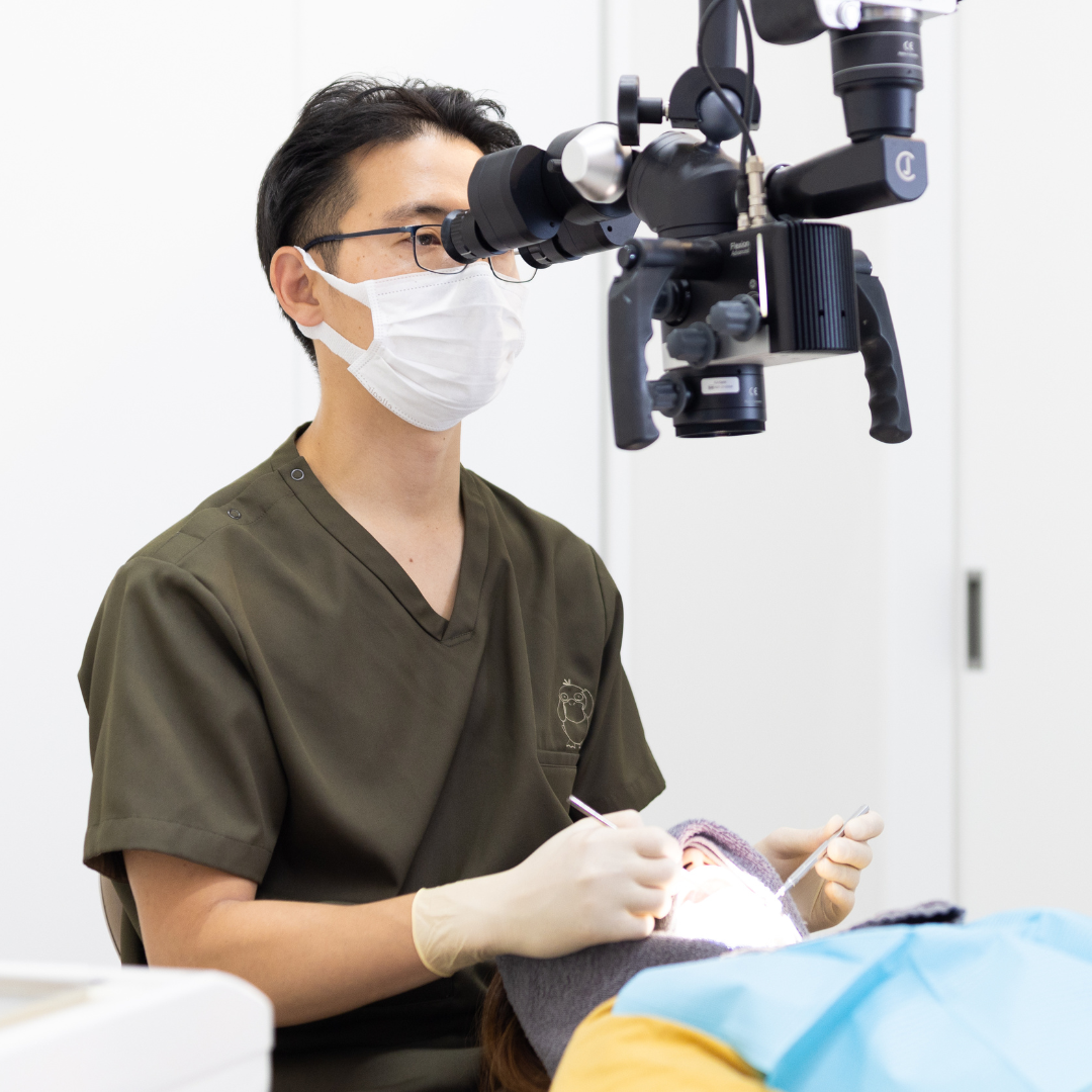 精密診療を行う歯科医師
